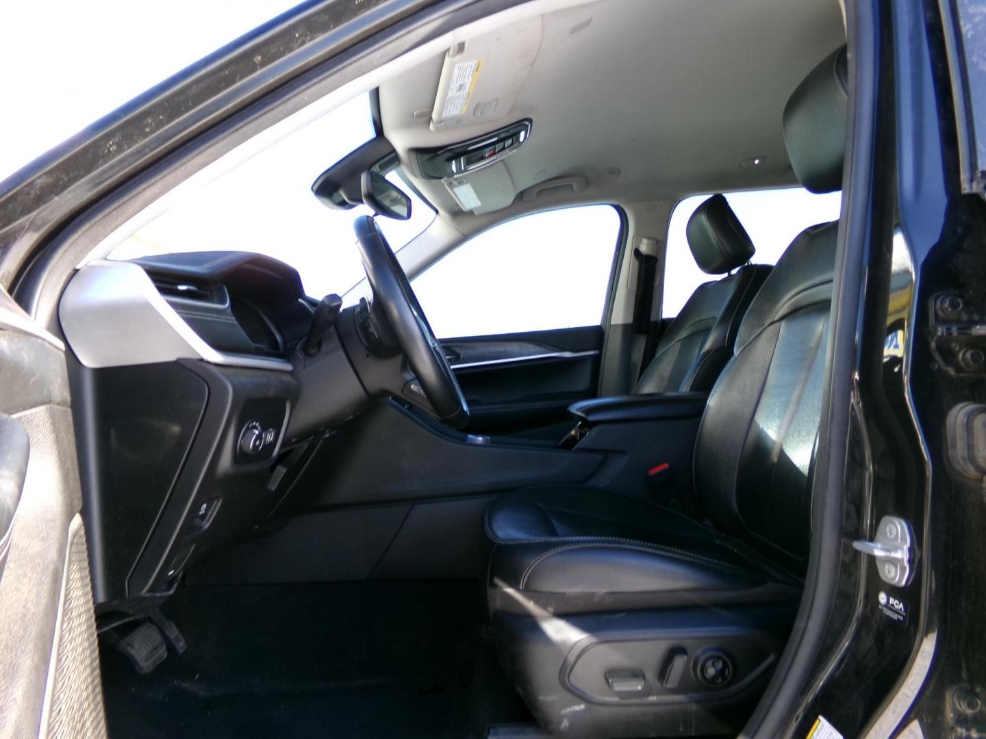 2021 Black /Black Jeep Grand Cherokee Limited 4WD (1C4RJKBG7M8) with an 3.6L V6 DOHC 24V engine, 8A transmission, located at 2630 Philips Field Rd., Fairbanks, AK, 99709, (907) 458-0593, 64.848068, -147.780609 - Photo#4