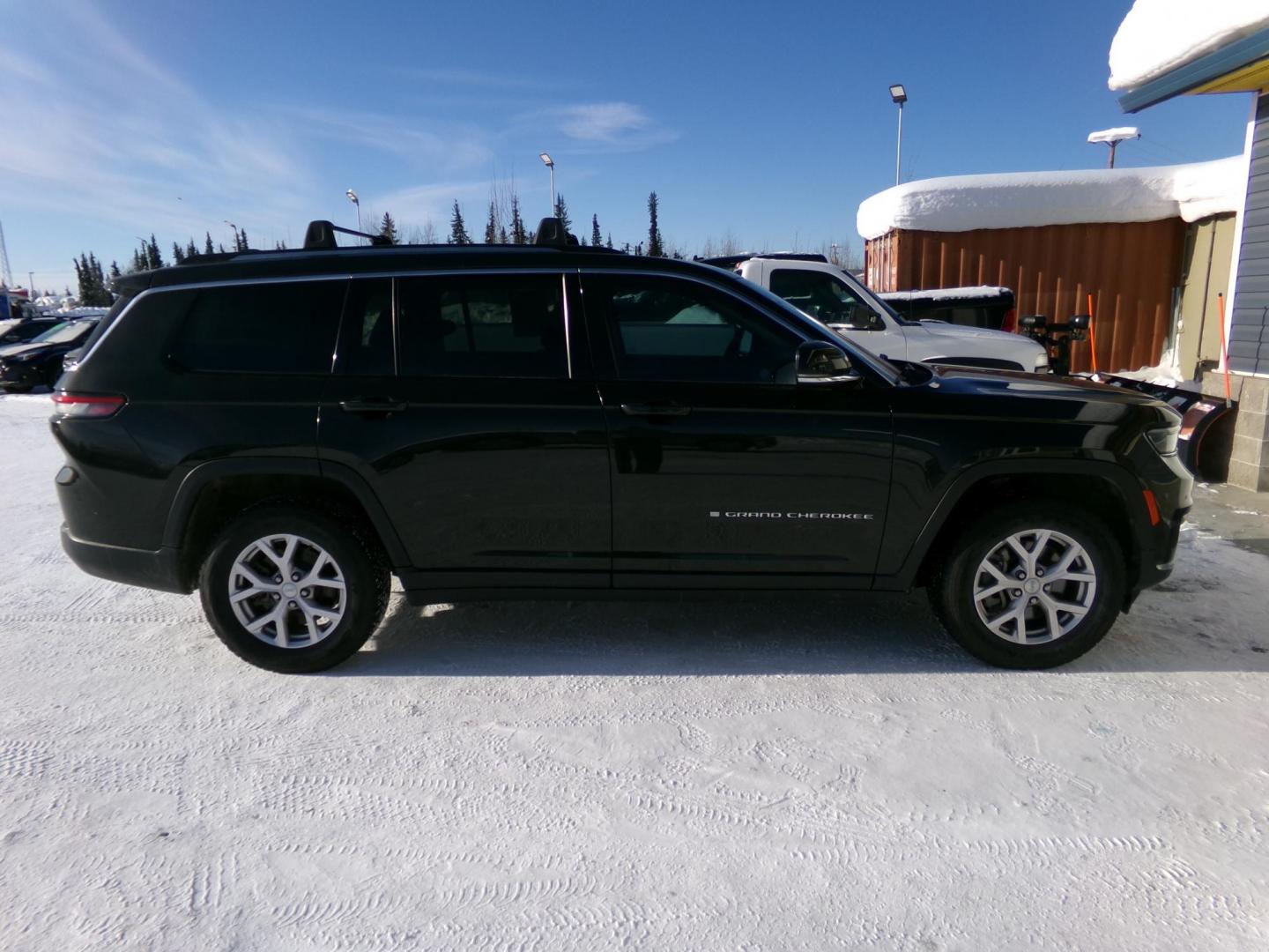 2021 Black /Black Jeep Grand Cherokee Limited 4WD (1C4RJKBG7M8) with an 3.6L V6 DOHC 24V engine, 8A transmission, located at 2630 Philips Field Rd., Fairbanks, AK, 99709, (907) 458-0593, 64.848068, -147.780609 - Photo#2
