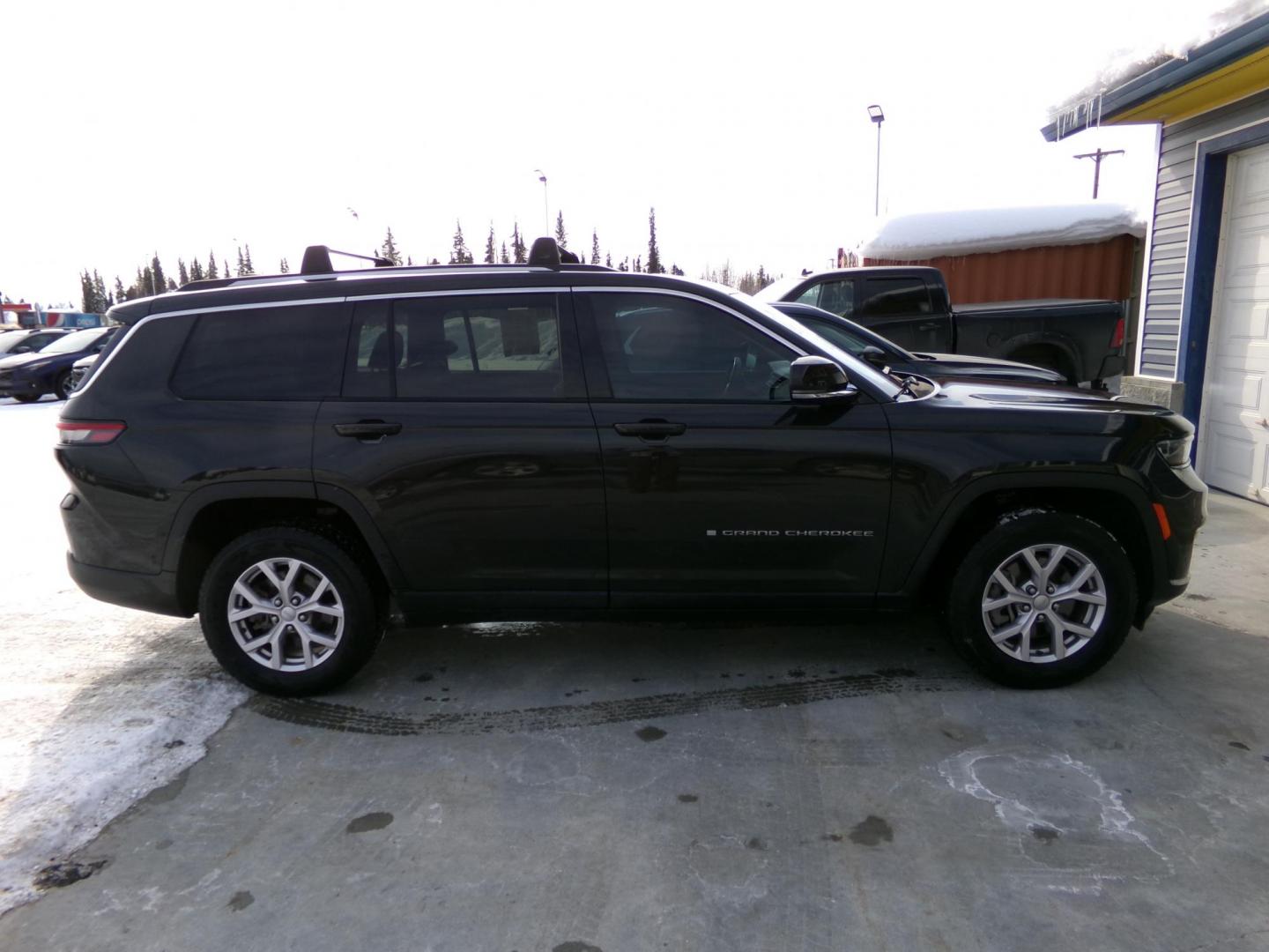 2021 Black /Black Jeep Grand Cherokee Limited 4WD (1C4RJKBG7M8) with an 3.6L V6 DOHC 24V engine, 8A transmission, located at 2630 Philips Field Rd., Fairbanks, AK, 99709, (907) 458-0593, 64.848068, -147.780609 - Photo#2