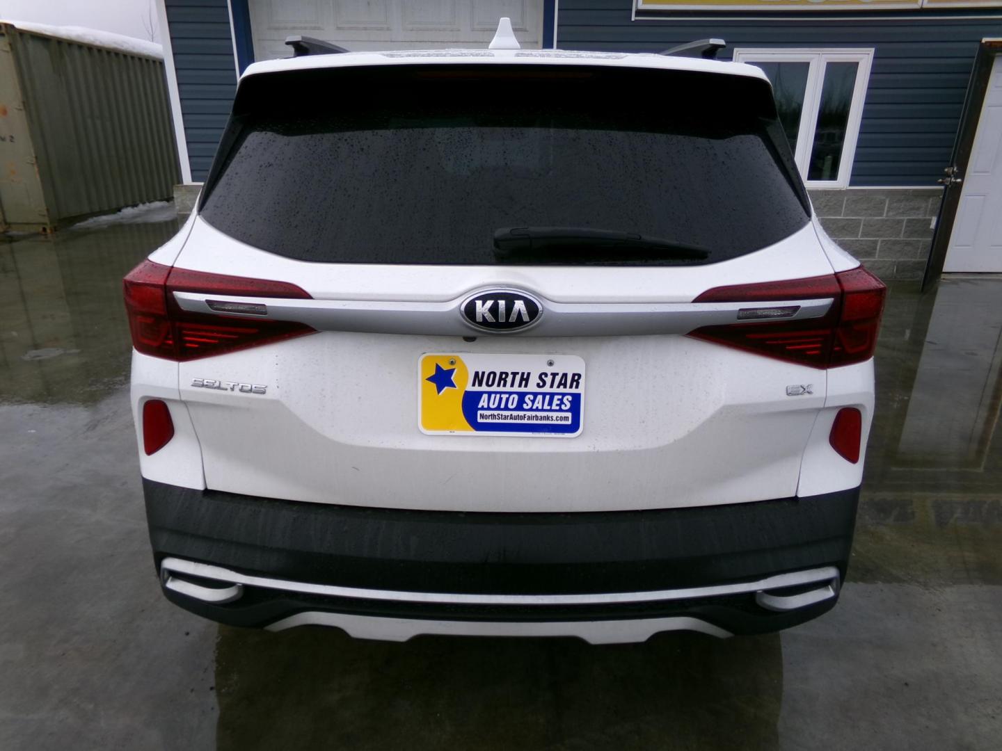 2021 White Kia Seltos EX (KNDERCAA0M7) with an 2.0L L4 DOHC 16V engine, CVT transmission, located at 2630 Philips Field Rd., Fairbanks, AK, 99709, (907) 458-0593, 64.848068, -147.780609 - Photo#3