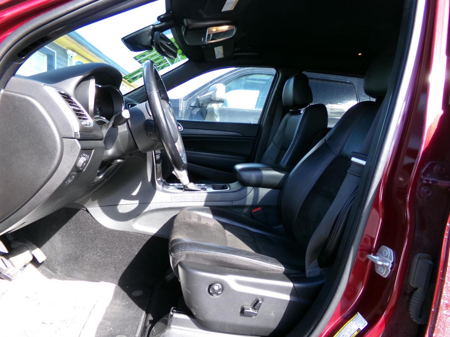 2020 Red /Black Jeep Grand Cherokee Laredo 4WD (1C4RJFAG4LC) with an 3.6L V6 DOHC 24V engine, 8A transmission, located at 2630 Philips Field Rd., Fairbanks, AK, 99709, (907) 458-0593, 64.848068, -147.780609 - Photo#4