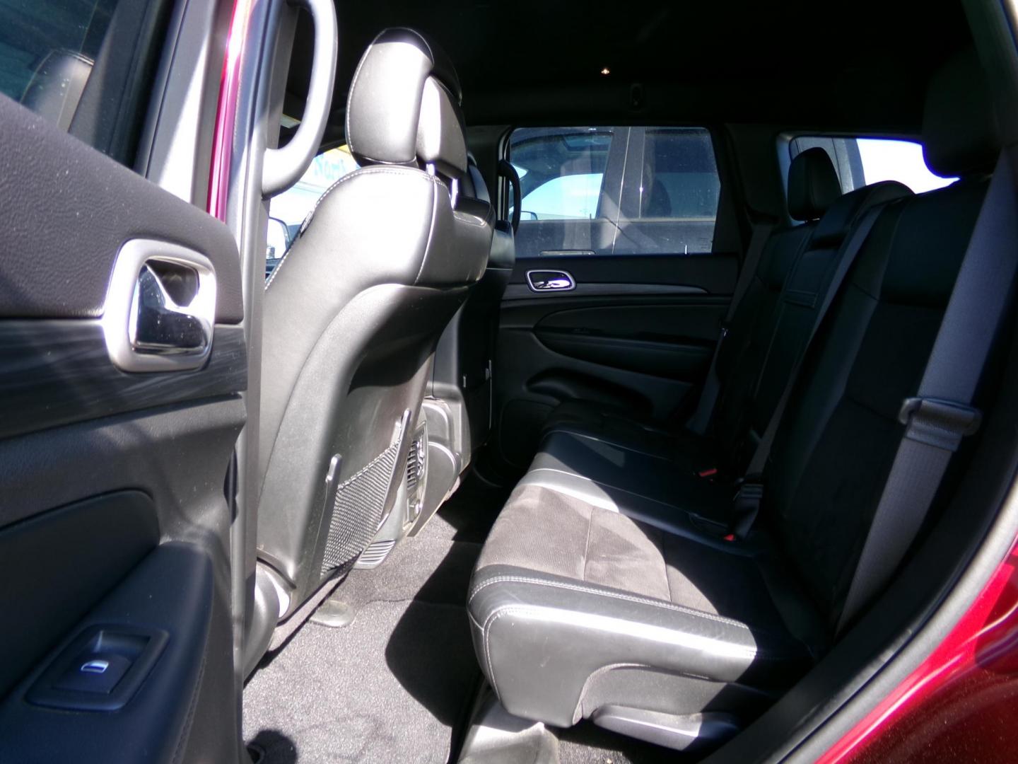 2020 Red /Black Jeep Grand Cherokee Laredo 4WD (1C4RJFAG4LC) with an 3.6L V6 DOHC 24V engine, 8A transmission, located at 2630 Philips Field Rd., Fairbanks, AK, 99709, (907) 458-0593, 64.848068, -147.780609 - Photo#5