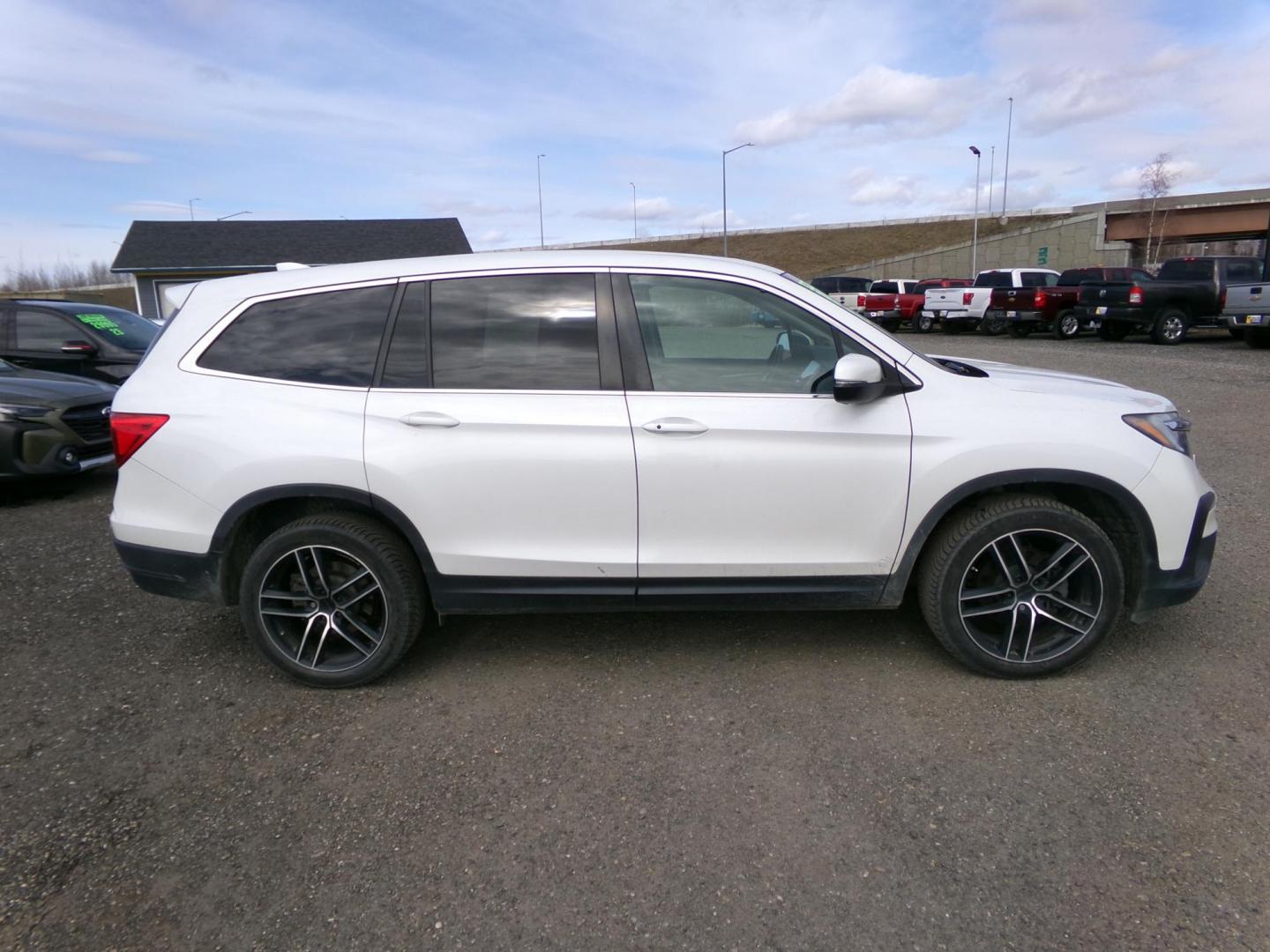 2020 White Honda Pilot EXL 4WD (5FNYF6H58LB) with an 3.5L V6 SOHC 24V engine, 6A transmission, located at 2630 Philips Field Rd., Fairbanks, AK, 99709, (907) 458-0593, 64.848068, -147.780609 - Photo#2