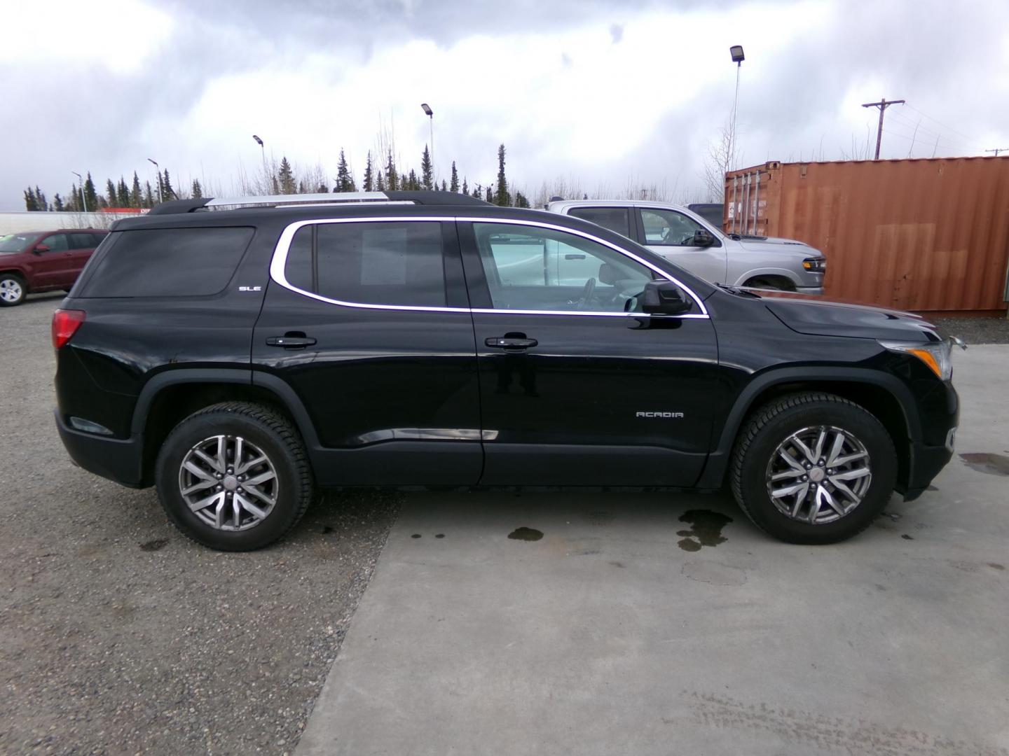2017 Black GMC Acadia SLE-2 AWD (1GKKNSLS8HZ) with an 2.5L L4 DOHC 16V engine, 6A transmission, located at 2630 Philips Field Rd., Fairbanks, AK, 99709, (907) 458-0593, 64.848068, -147.780609 - Photo#2