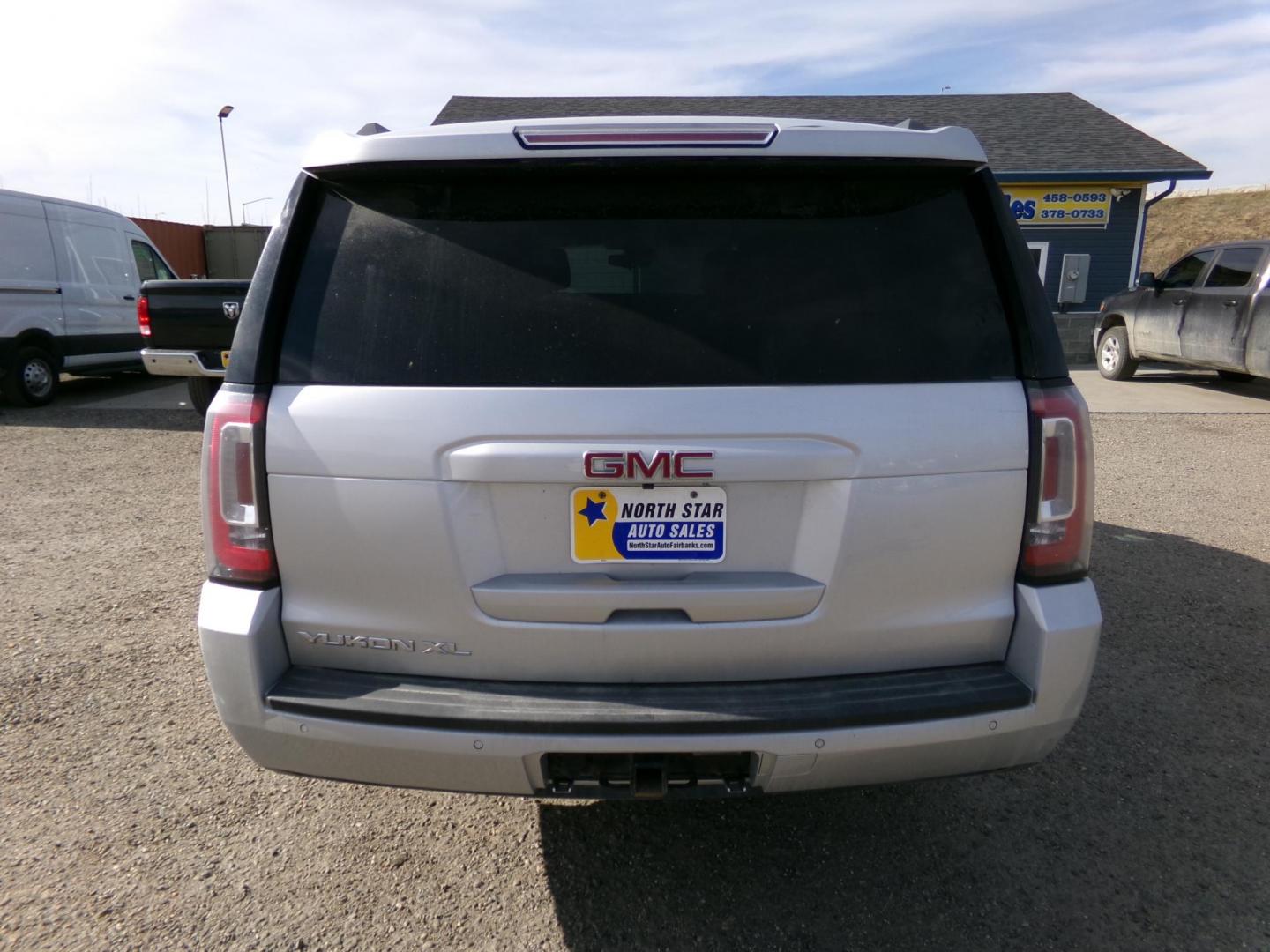 2020 Silver GMC Yukon XL SLE 4WD (1GKS2FEC7LR) with an 5.3L V8 OHV 16V engine, 6A transmission, located at 2630 Philips Field Rd., Fairbanks, AK, 99709, (907) 458-0593, 64.848068, -147.780609 - Photo#3