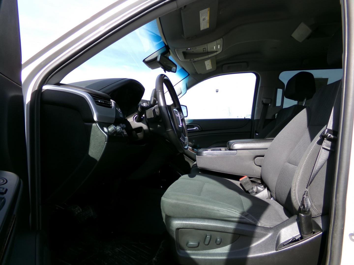 2020 Silver GMC Yukon XL SLE 4WD (1GKS2FEC7LR) with an 5.3L V8 OHV 16V engine, 6A transmission, located at 2630 Philips Field Rd., Fairbanks, AK, 99709, (907) 458-0593, 64.848068, -147.780609 - Photo#4