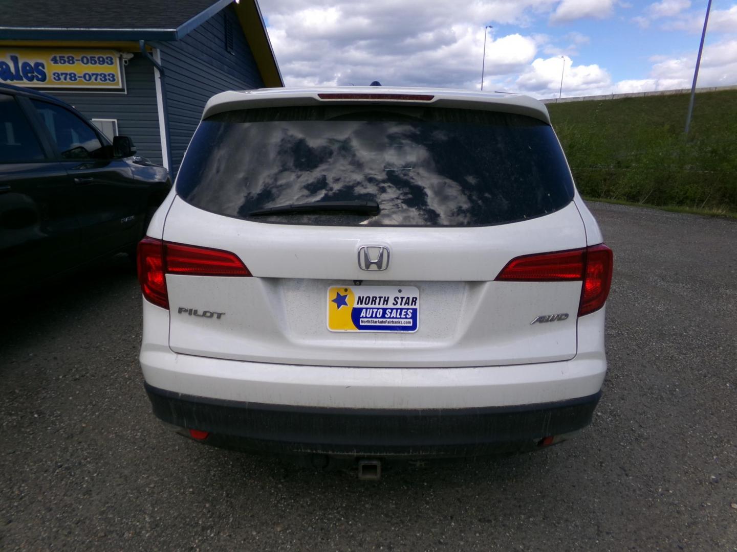 2016 White Honda Pilot EXL 4WD (5FNYF6H56GB) with an 3.5L V6 SOHC 24V engine, 6-Speed Automatic transmission, located at 2630 Philips Field Rd., Fairbanks, AK, 99709, (907) 458-0593, 64.848068, -147.780609 - Photo#3
