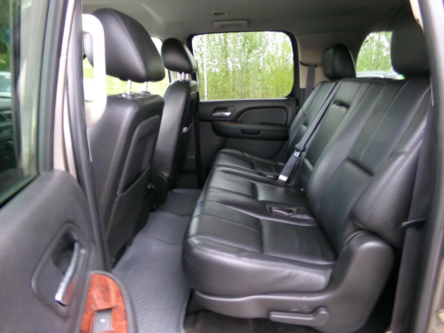 2011 Brown Chevrolet Suburban LT 1500 4WD (1GNSKJE35BR) with an 5.3L V8 OHV 16V FFV engine, 4-Speed Automatic transmission, located at 2630 Philips Field Rd., Fairbanks, AK, 99709, (907) 458-0593, 64.848068, -147.780609 - Photo#5