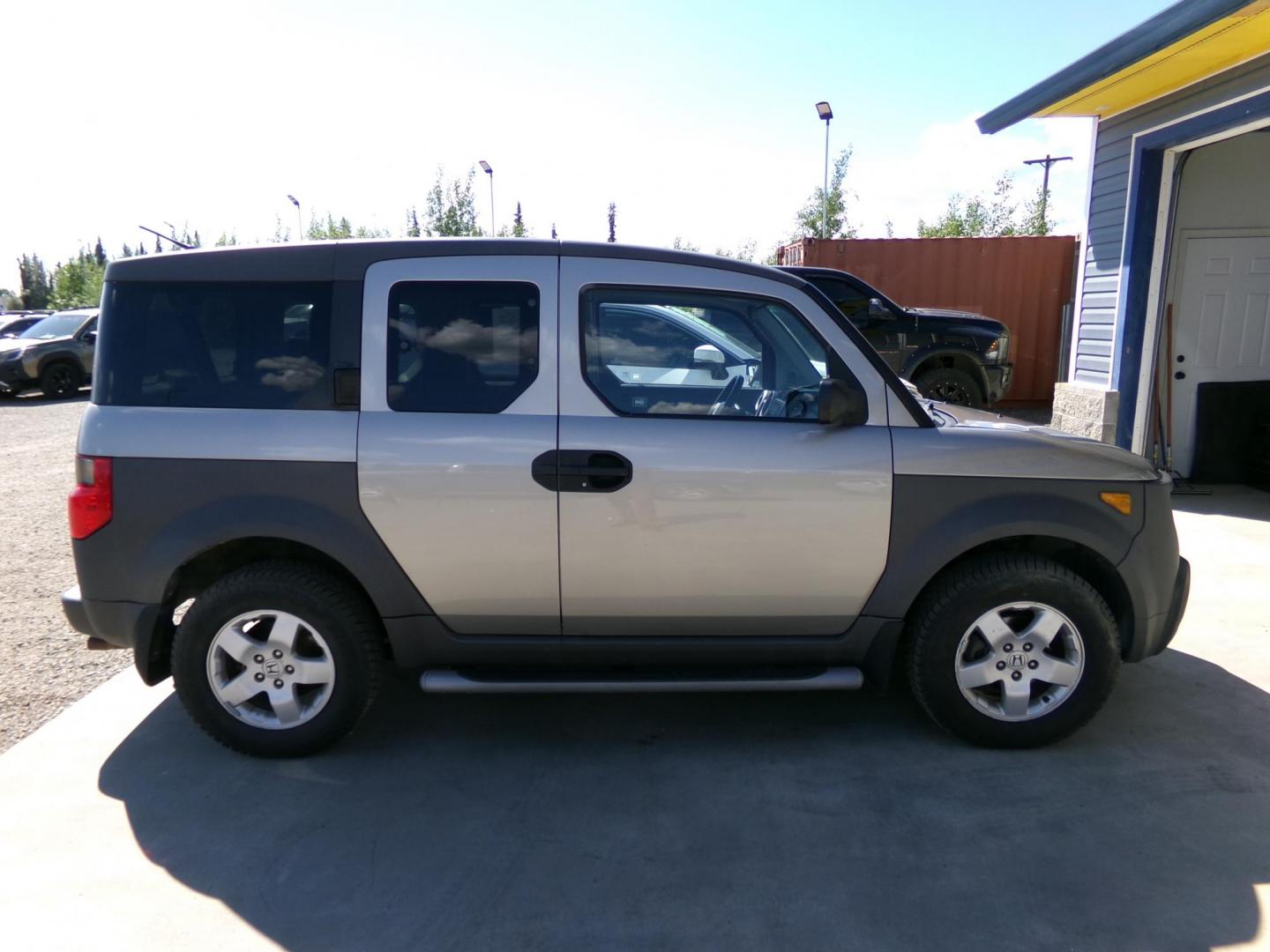 2004 Grey Honda Element EX 4WD AT w/ Front Side Airbags (5J6YH28664L) with an 2.4L L4 DOHC 16V engine, 4-Speed Automatic Overdrive transmission, located at 2630 Philips Field Rd., Fairbanks, AK, 99709, (907) 458-0593, 64.848068, -147.780609 - Photo#2