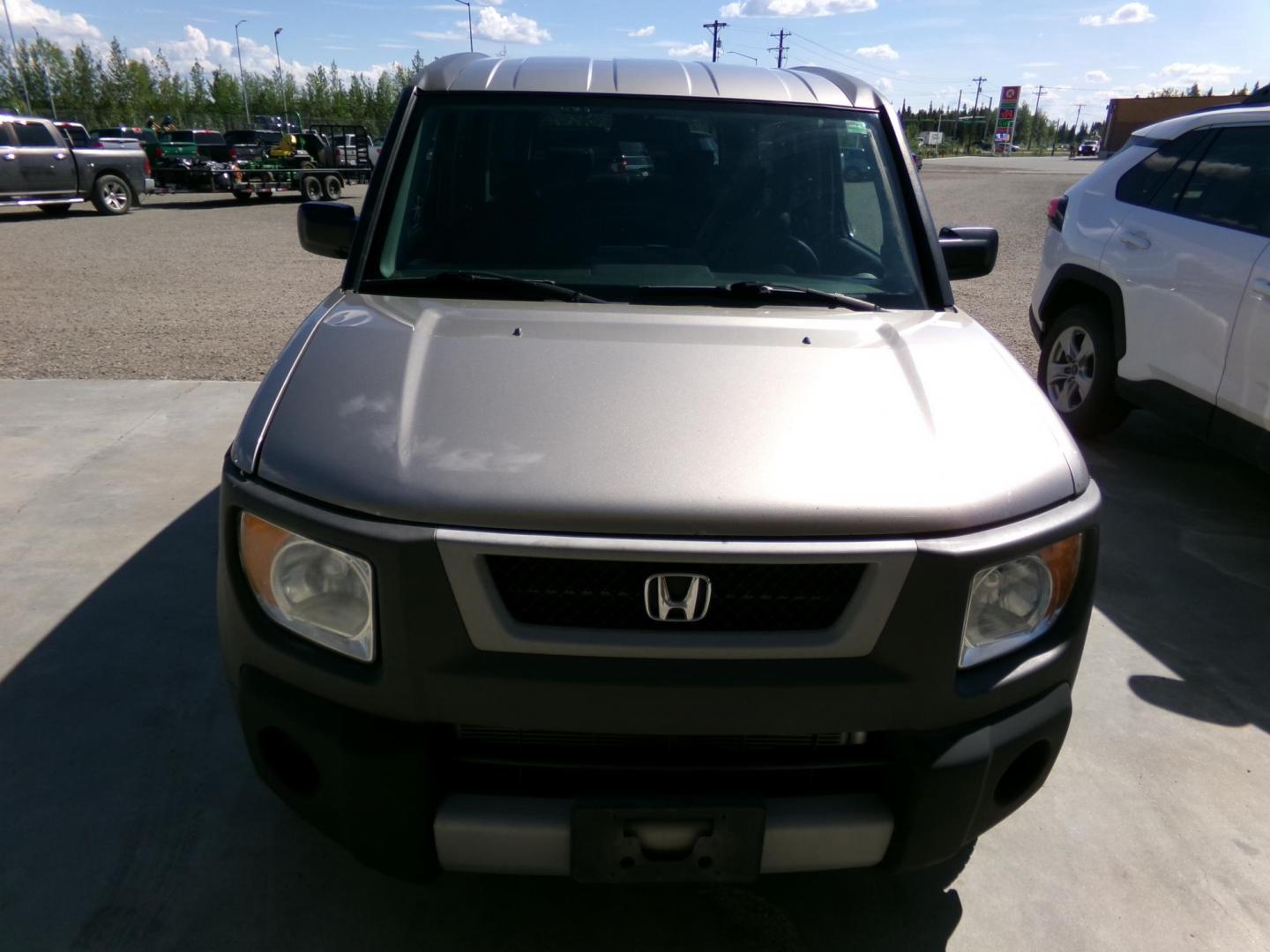 2004 Grey Honda Element EX 4WD AT w/ Front Side Airbags (5J6YH28664L) with an 2.4L L4 DOHC 16V engine, 4-Speed Automatic Overdrive transmission, located at 2630 Philips Field Rd., Fairbanks, AK, 99709, (907) 458-0593, 64.848068, -147.780609 - Photo#1