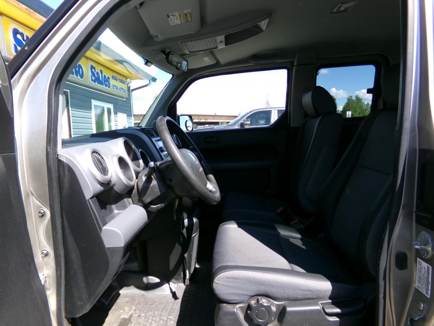 2004 Grey Honda Element EX 4WD AT w/ Front Side Airbags (5J6YH28664L) with an 2.4L L4 DOHC 16V engine, 4-Speed Automatic Overdrive transmission, located at 2630 Philips Field Rd., Fairbanks, AK, 99709, (907) 458-0593, 64.848068, -147.780609 - Photo#4