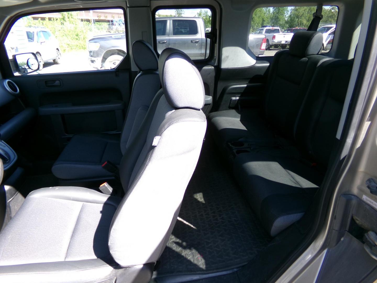 2004 Grey Honda Element EX 4WD AT w/ Front Side Airbags (5J6YH28664L) with an 2.4L L4 DOHC 16V engine, 4-Speed Automatic Overdrive transmission, located at 2630 Philips Field Rd., Fairbanks, AK, 99709, (907) 458-0593, 64.848068, -147.780609 - Photo#5