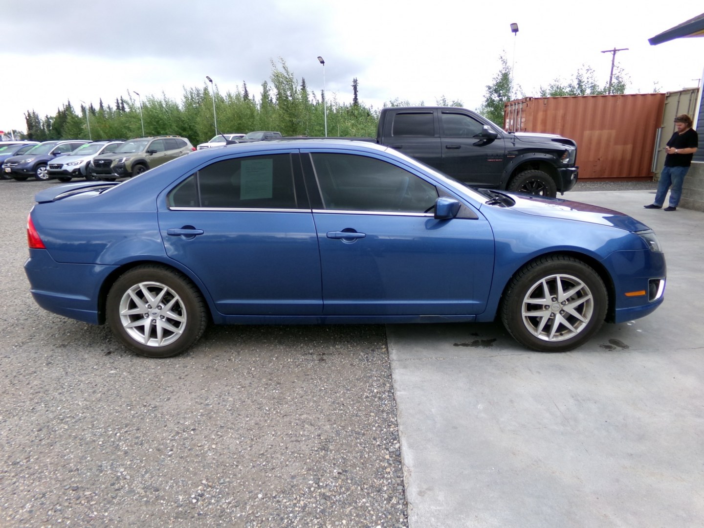 2010 Blue /Black Ford Fusion V6 SEL AWD (3FAHP0CG2AR) with an 3.0L V6 DOHC 24V engine, 5-Speed Automatic transmission, located at 2630 Philips Field Rd., Fairbanks, AK, 99709, (907) 458-0593, 64.848068, -147.780609- Photo#2