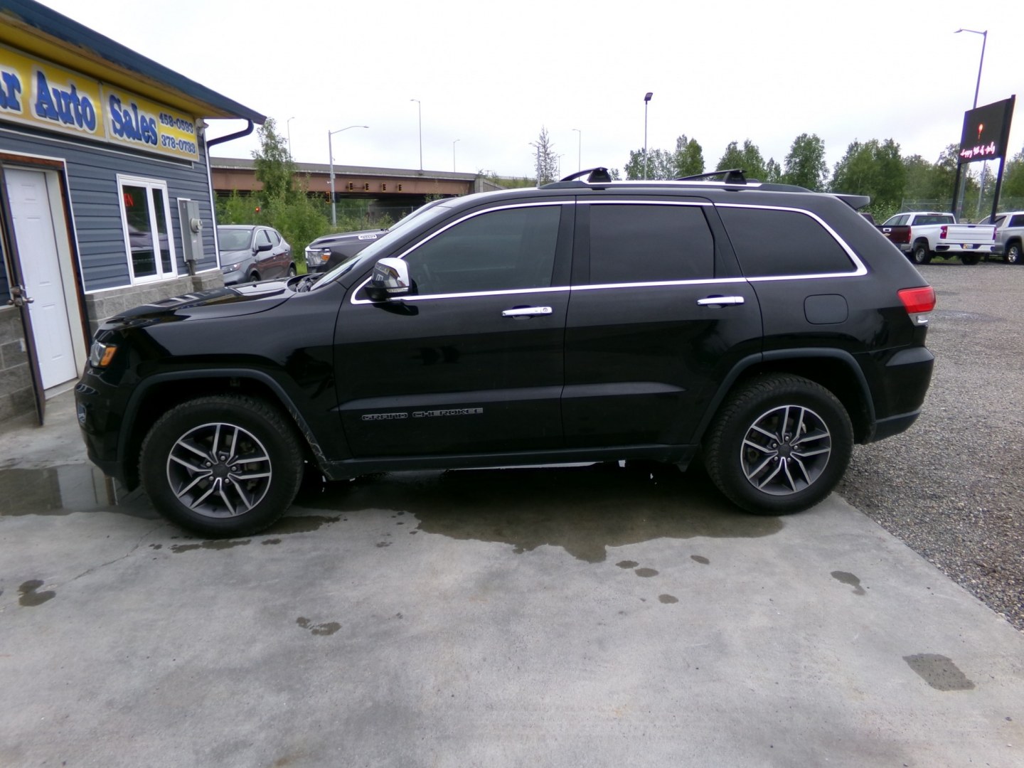 2019 Black /Black Jeep Grand Cherokee Limited 4WD (1C4RJFBG4KC) with an 3.6L V6 DOHC 24V engine, 8A transmission, located at 2630 Philips Field Rd., Fairbanks, AK, 99709, (907) 458-0593, 64.848068, -147.780609- Photo#2