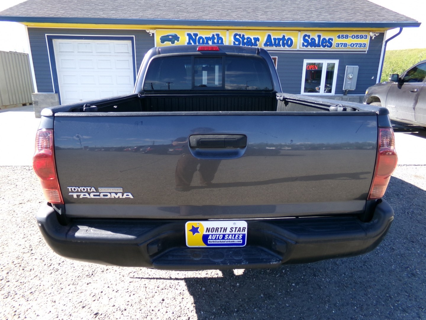 2014 Grey Toyota Tacoma Access Cab I4 5MT 4WD (5TFUX4EN0EX) with an 2.7L L4 DOHC 16V engine, 5-Speed Manual transmission, located at 2630 Philips Field Rd., Fairbanks, AK, 99709, (907) 458-0593, 64.848068, -147.780609- Photo#3