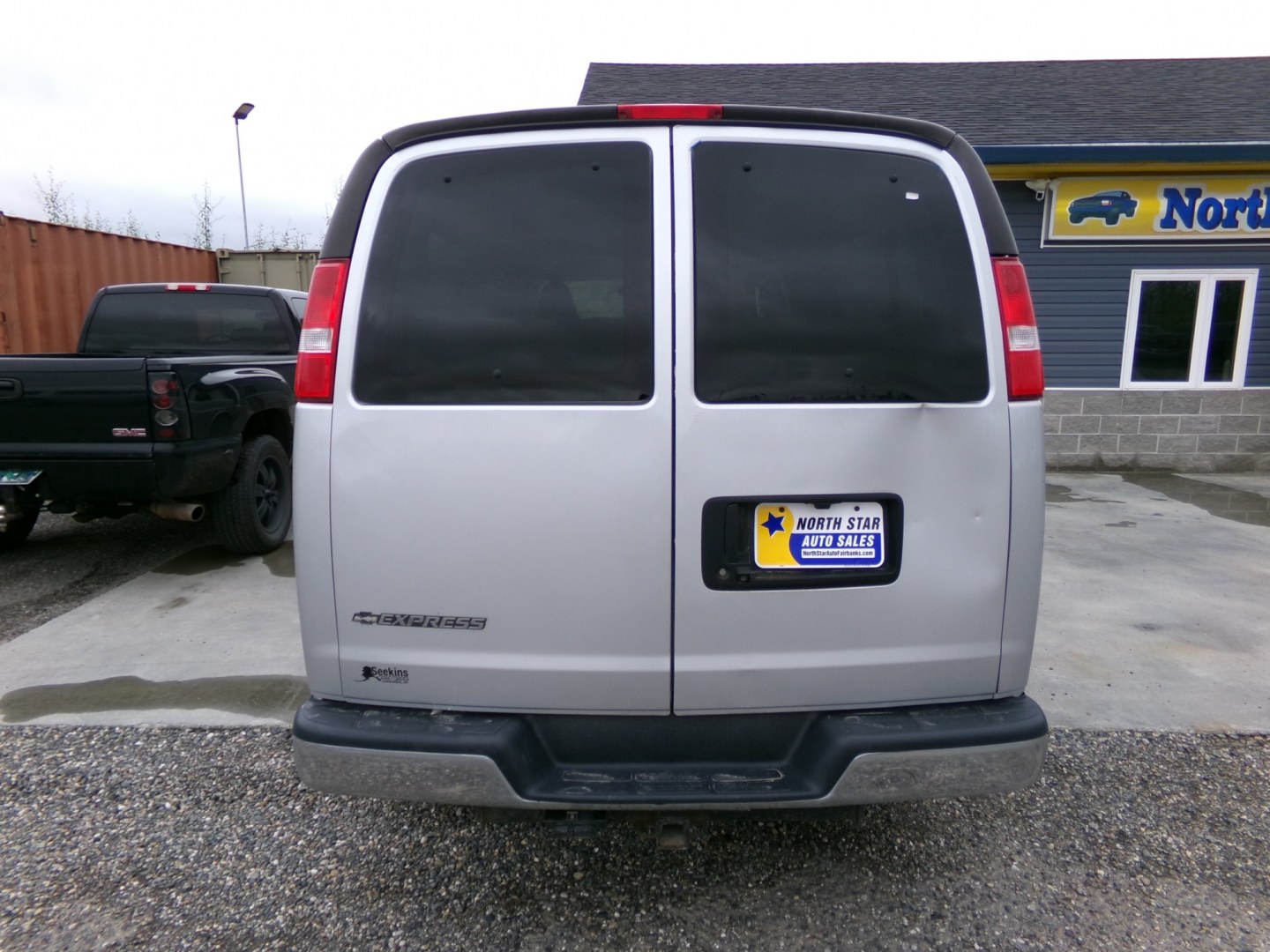 2017 Silver Chevrolet Express LS 3500 Extended (1GAZGNFG5H1) with an 6.0L V8 OHV 16V FFV engine, 6A transmission, located at 2630 Philips Field Rd., Fairbanks, AK, 99709, (907) 458-0593, 64.848068, -147.780609- Photo#5