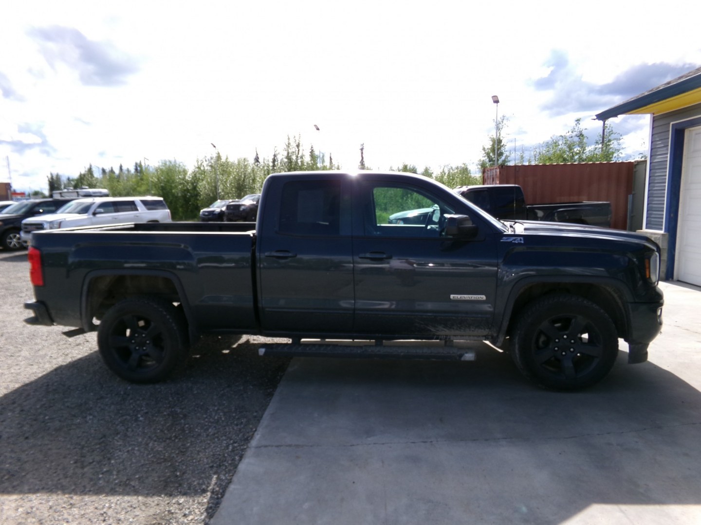 2017 Blue GMC Sierra 1500 SLE Double Cab 4WD (1GTV2MEC8HZ) with an 5.3L V8 OHV 16V engine, 6A transmission, located at 2630 Philips Field Rd., Fairbanks, AK, 99709, (907) 458-0593, 64.848068, -147.780609- Photo#2