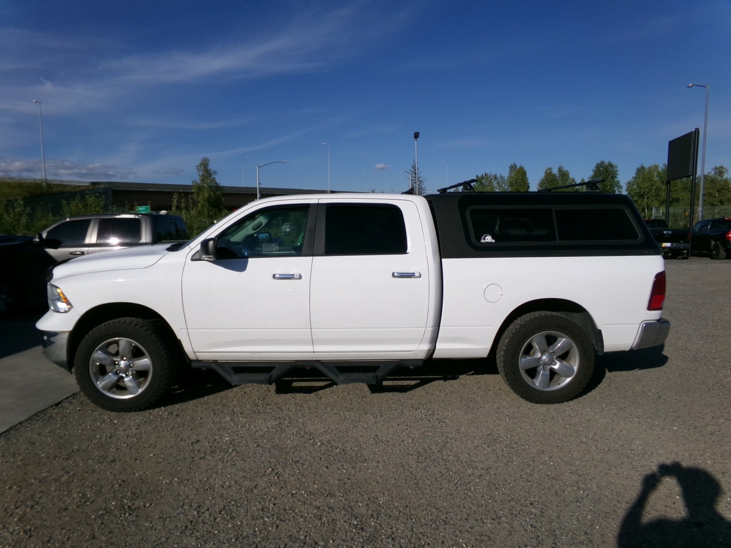 2018 White Dodge 1500 SLT Crew Cab LWB 4WD (1C6RR7TT5JS) with an 5.7L V8 OHV 16V engine, 8A transmission, located at 2630 Philips Field Rd., Fairbanks, AK, 99709, (907) 458-0593, 64.848068, -147.780609- Photo#2