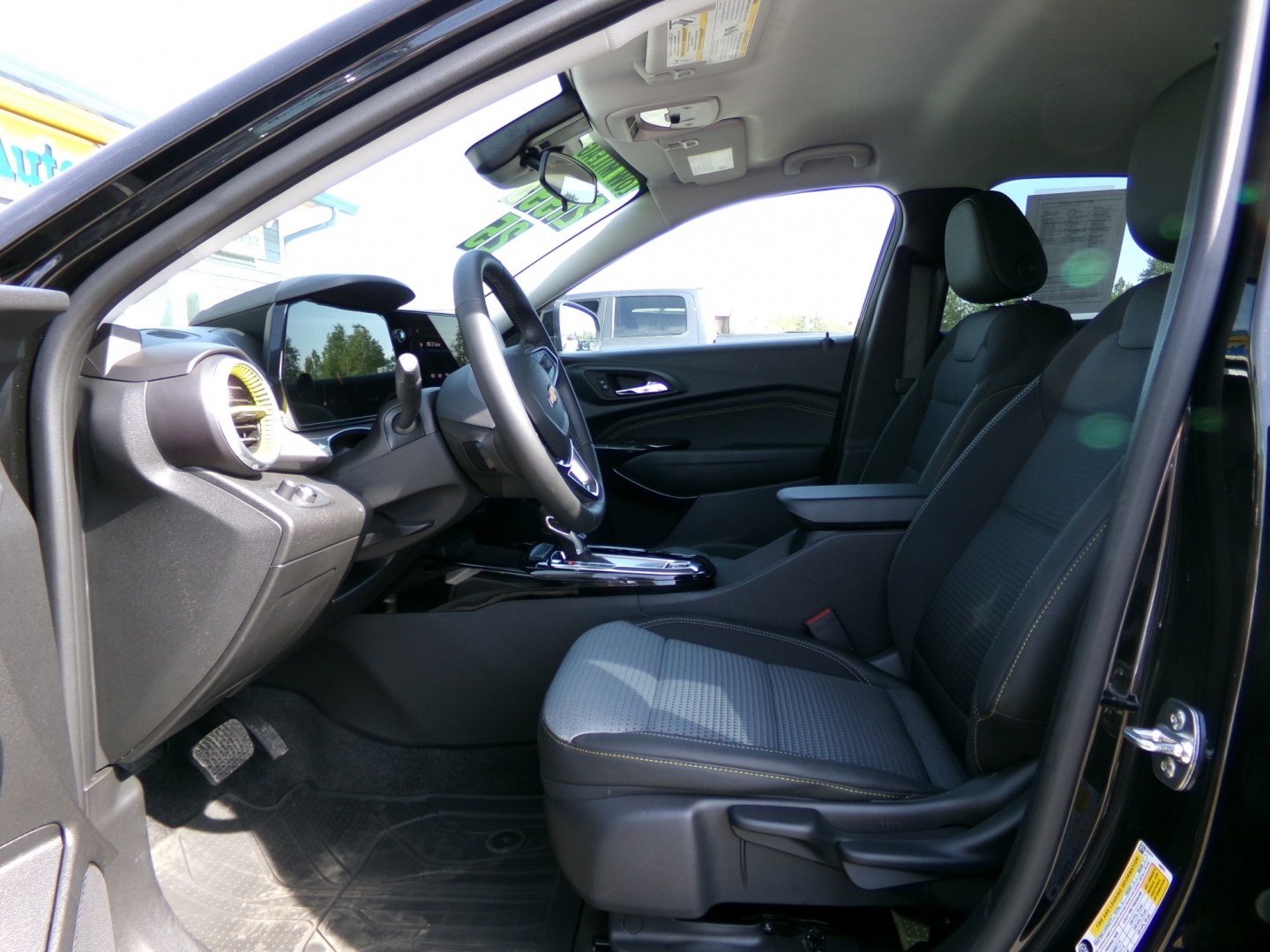2025 Black Chevrolet Trax LT (KL77LHEP2SC) with an 1.2L L3 TURBO engine, 6A transmission, located at 2630 Philips Field Rd., Fairbanks, AK, 99709, (907) 458-0593, 64.848068, -147.780609- Photo#4