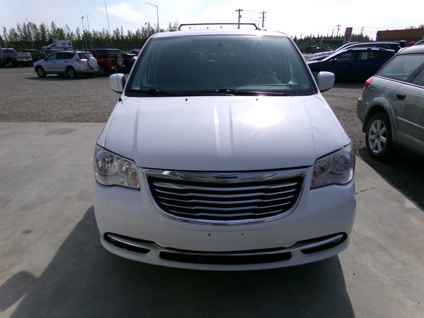 2014 White Chrysler Town & Country Touring (2C4RC1BG0ER) with an 3.6L V6 DOHC 24V engine, 6-Speed Automatic transmission, located at 2630 Philips Field Rd., Fairbanks, AK, 99709, (907) 458-0593, 64.848068, -147.780609- Photo#1