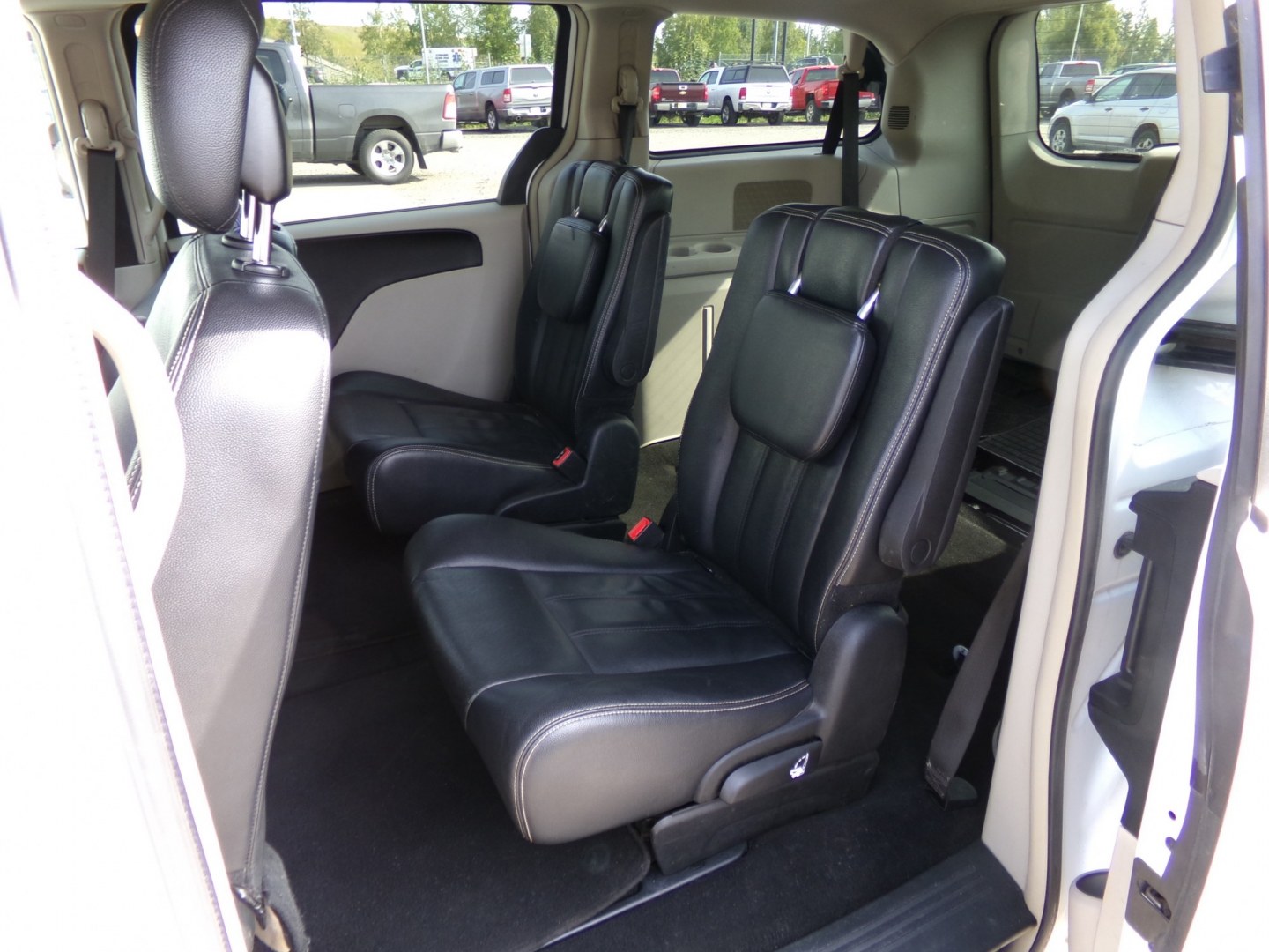 2014 White Chrysler Town & Country Touring (2C4RC1BG0ER) with an 3.6L V6 DOHC 24V engine, 6-Speed Automatic transmission, located at 2630 Philips Field Rd., Fairbanks, AK, 99709, (907) 458-0593, 64.848068, -147.780609- Photo#5