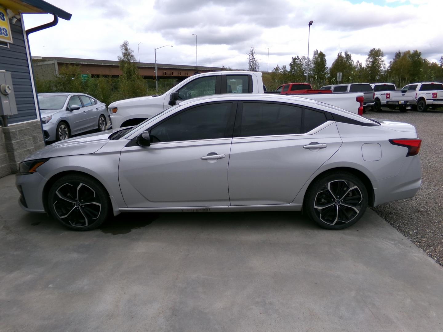 2024 Silver Nissan Altima 2.5 SR AWD (1N4BL4CW2RN) with an 2.5L L4 DOHC 16V engine, CVT transmission, located at 2630 Philips Field Rd., Fairbanks, AK, 99709, (907) 458-0593, 64.848068, -147.780609- Photo#1