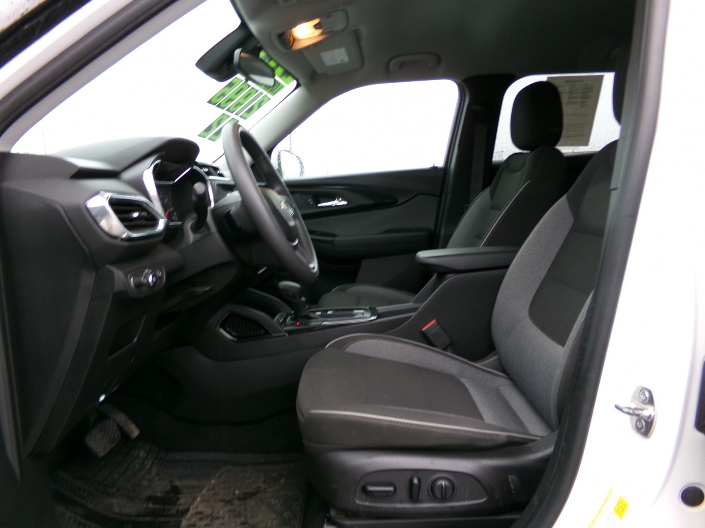 2022 White Chevrolet Trailblazer LT AWD (KL79MRSLXNB) with an 1.3L L3 DOHC 12V engine, 9A transmission, located at 2630 Philips Field Rd., Fairbanks, AK, 99709, (907) 458-0593, 64.848068, -147.780609- Photo#4