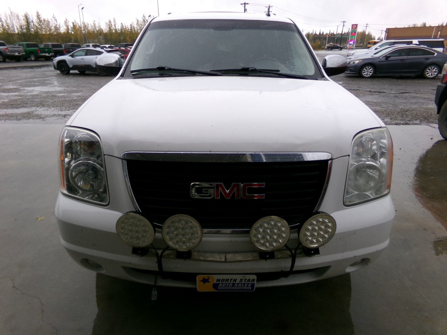 2013 White GMC Yukon XL SLE-1 1/2 Ton 4WD (1GKS2HE70DR) with an 5.3L V8 OHV 16V FFV engine, 6A transmission, located at 2630 Philips Field Rd., Fairbanks, AK, 99709, (907) 458-0593, 64.848068, -147.780609- Photo#1