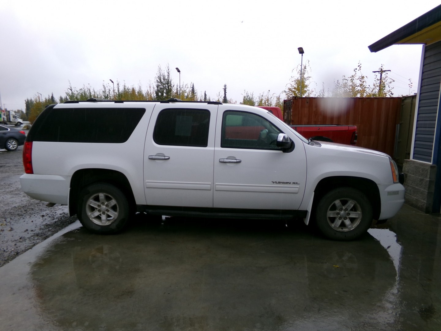2013 White GMC Yukon XL SLE-1 1/2 Ton 4WD (1GKS2HE70DR) with an 5.3L V8 OHV 16V FFV engine, 6A transmission, located at 2630 Philips Field Rd., Fairbanks, AK, 99709, (907) 458-0593, 64.848068, -147.780609- Photo#2