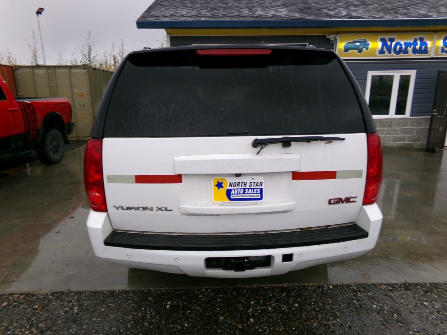 2013 White GMC Yukon XL SLE-1 1/2 Ton 4WD (1GKS2HE70DR) with an 5.3L V8 OHV 16V FFV engine, 6A transmission, located at 2630 Philips Field Rd., Fairbanks, AK, 99709, (907) 458-0593, 64.848068, -147.780609- Photo#3