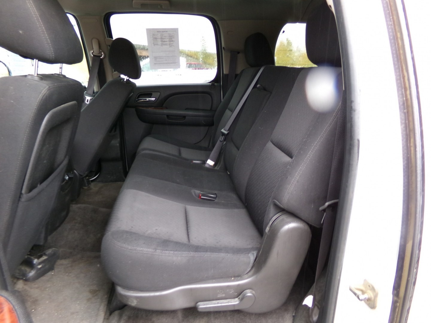 2013 White GMC Yukon XL SLE-1 1/2 Ton 4WD (1GKS2HE70DR) with an 5.3L V8 OHV 16V FFV engine, 6A transmission, located at 2630 Philips Field Rd., Fairbanks, AK, 99709, (907) 458-0593, 64.848068, -147.780609- Photo#5