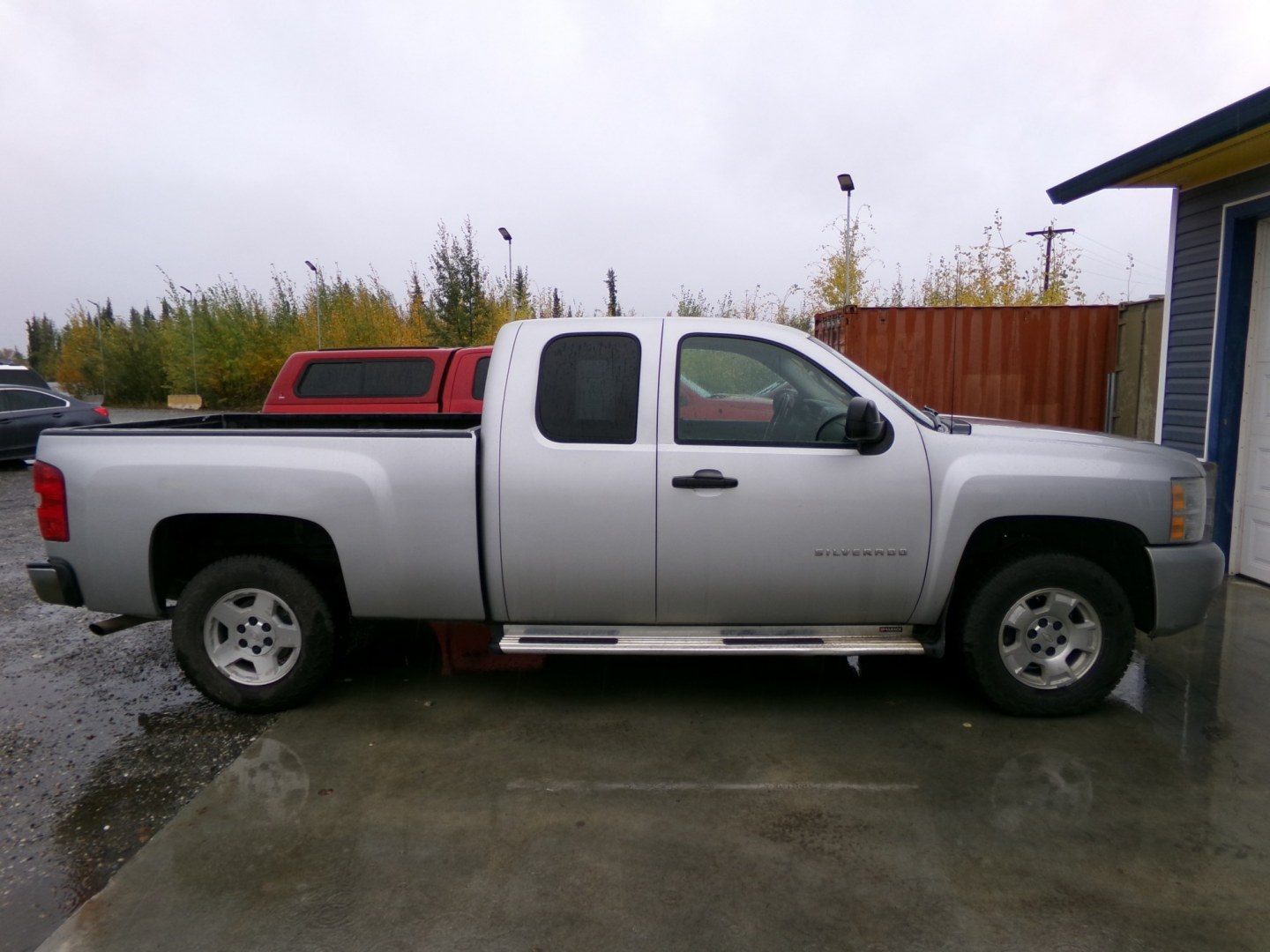 2011 Silver Chevrolet Silverado 1500 LT Ext. Cab 4WD (1GCRKSE39BZ) with an 5.3L V8 OHV 16V FFV engine, 4A transmission, located at 2630 Philips Field Rd., Fairbanks, AK, 99709, (907) 458-0593, 64.848068, -147.780609- Photo#2
