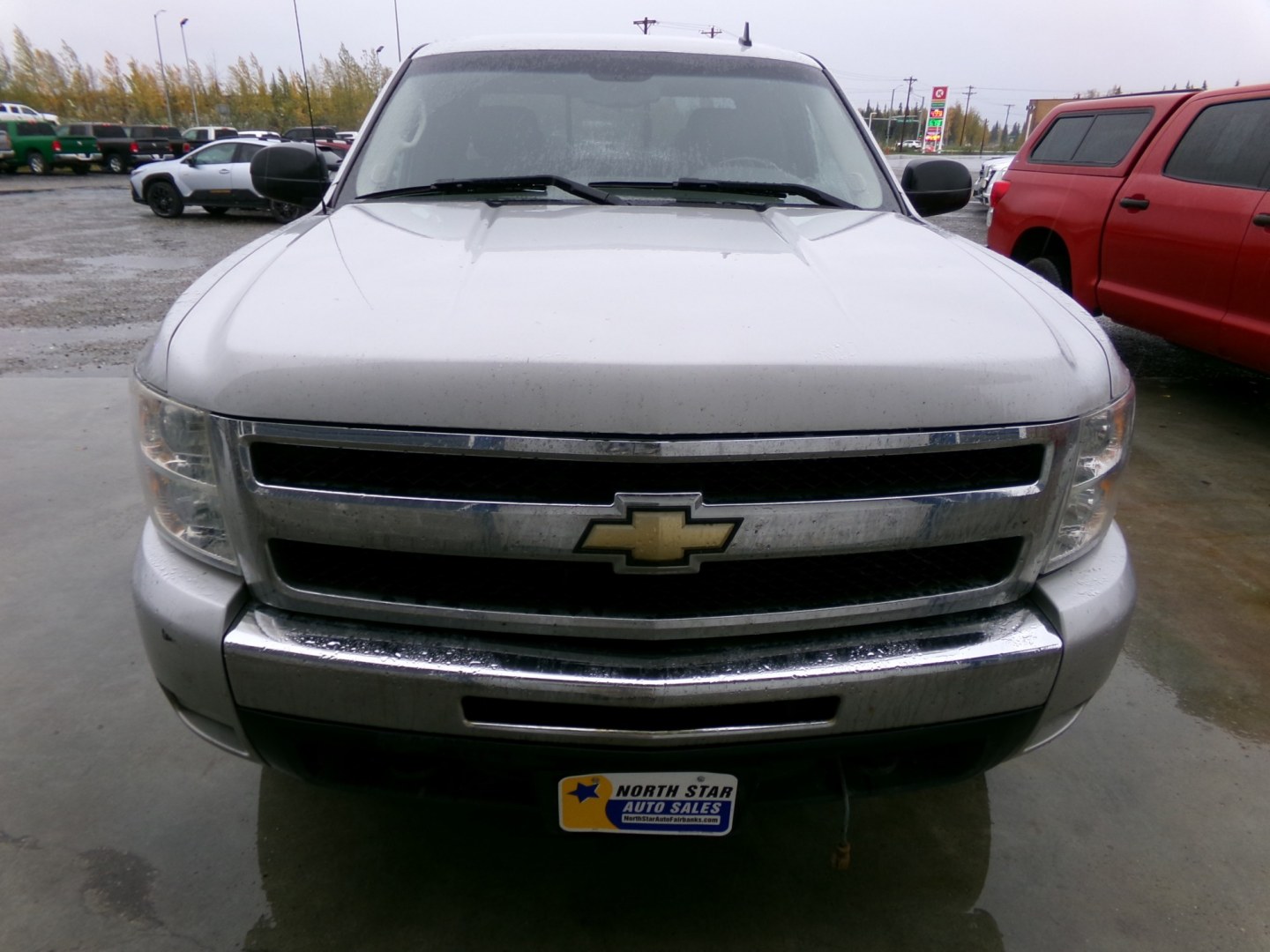 2011 Silver Chevrolet Silverado 1500 LT Ext. Cab 4WD (1GCRKSE39BZ) with an 5.3L V8 OHV 16V FFV engine, 4A transmission, located at 2630 Philips Field Rd., Fairbanks, AK, 99709, (907) 458-0593, 64.848068, -147.780609- Photo#1