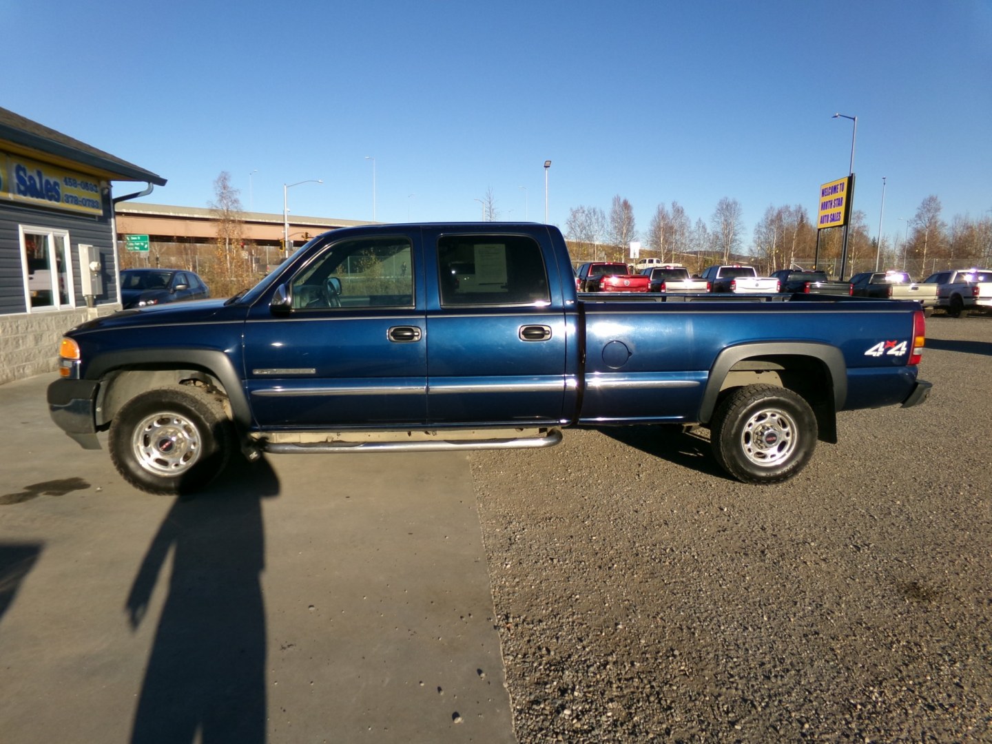 2001 Blue GMC Sierra 2500HD SL Crew Cab Long Bed 4WD (1GTHK23U31F) with an 6.0L V8 OHV 16V engine, located at 2630 Philips Field Rd., Fairbanks, AK, 99709, (907) 458-0593, 64.848068, -147.780609- Photo#2