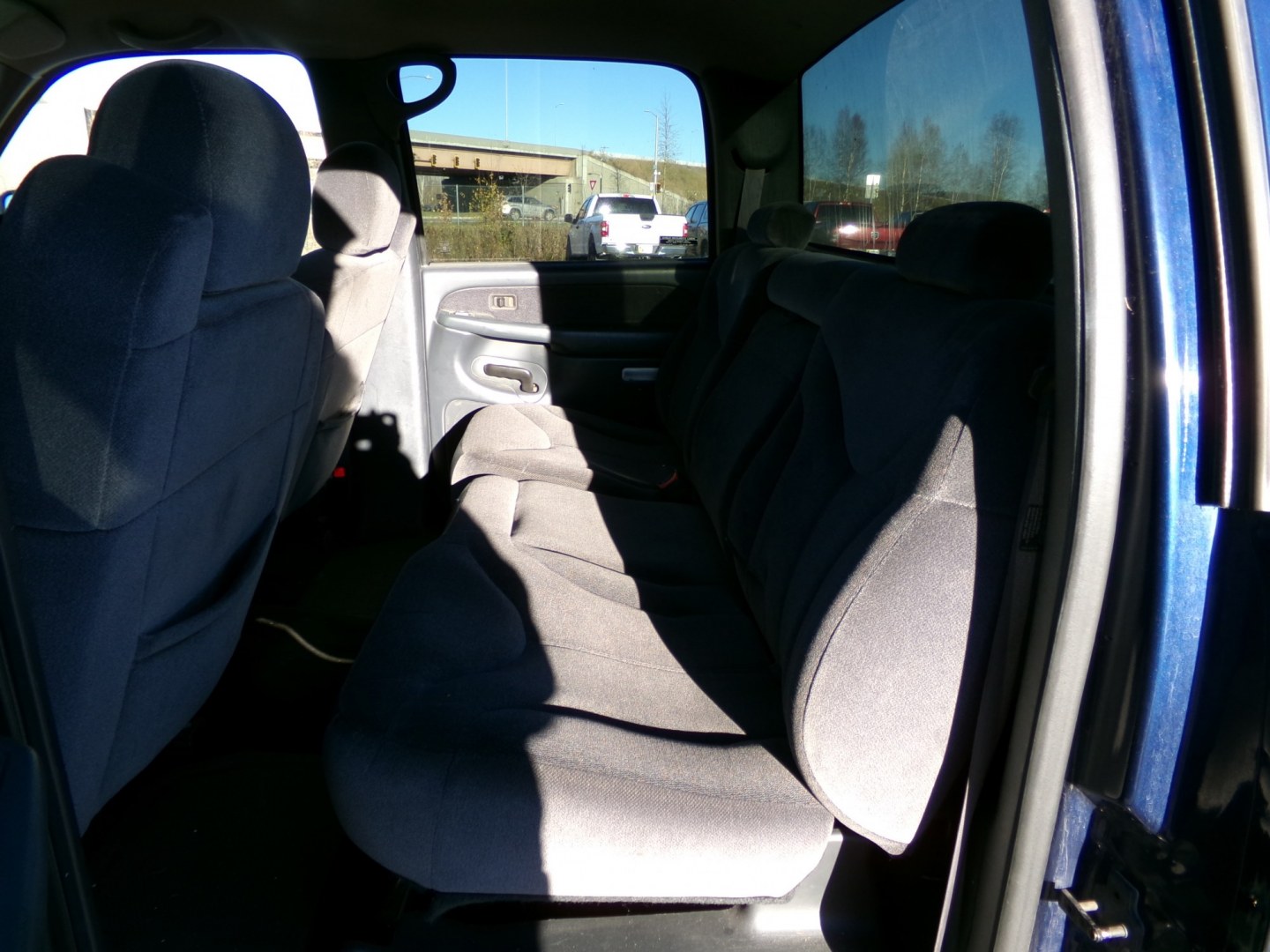 2001 Blue GMC Sierra 2500HD SL Crew Cab Long Bed 4WD (1GTHK23U31F) with an 6.0L V8 OHV 16V engine, located at 2630 Philips Field Rd., Fairbanks, AK, 99709, (907) 458-0593, 64.848068, -147.780609- Photo#5