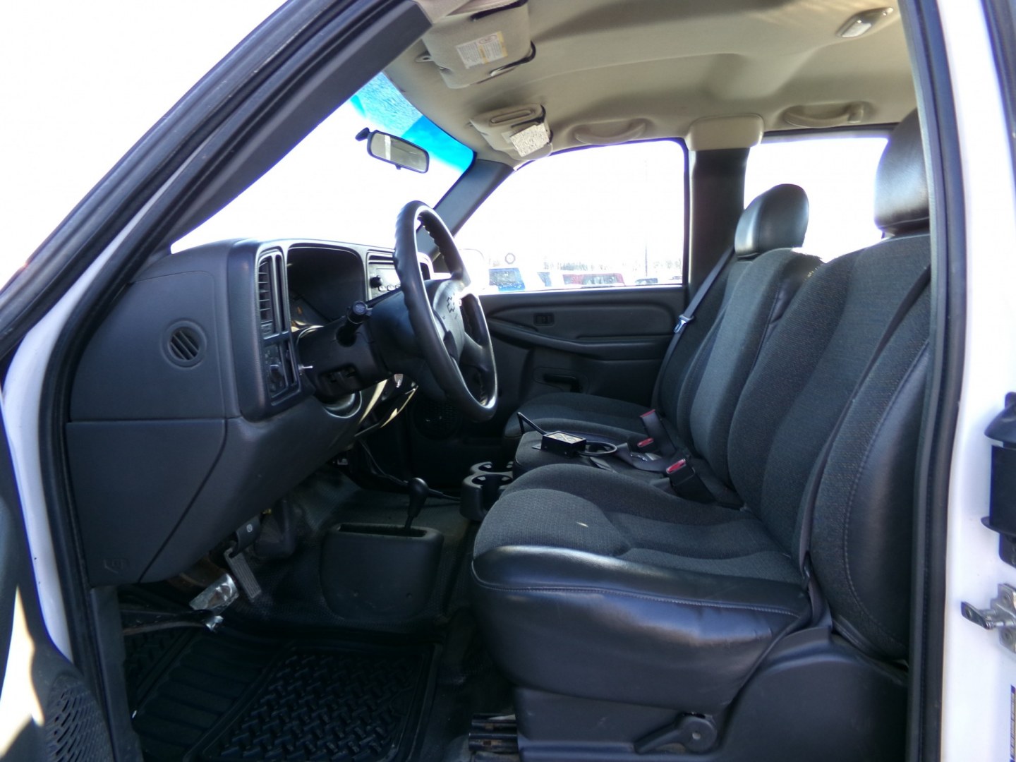 2004 White Chevrolet Silverado 2500HD Ext. Cab Long Bed 4WD (1GCHK29U34E) with an 6.0L V8 OHV 16V engine, located at 2630 Philips Field Rd., Fairbanks, AK, 99709, (907) 458-0593, 64.848068, -147.780609- Photo#4