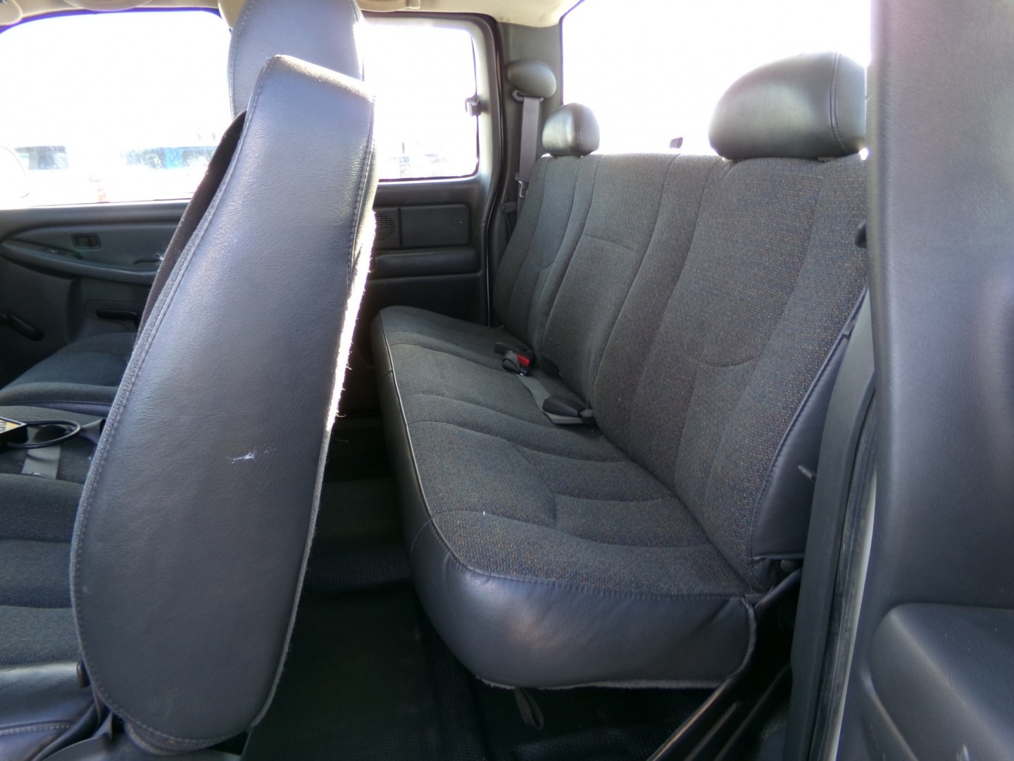 2004 White Chevrolet Silverado 2500HD Ext. Cab Long Bed 4WD (1GCHK29U34E) with an 6.0L V8 OHV 16V engine, located at 2630 Philips Field Rd., Fairbanks, AK, 99709, (907) 458-0593, 64.848068, -147.780609- Photo#5